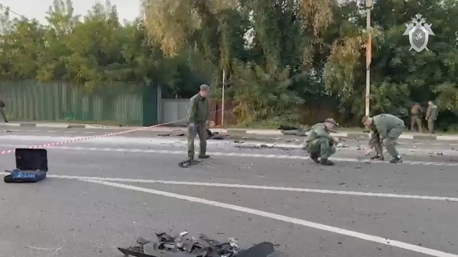 A still image taken from a handout video footage made available 21 August 2022 by the Russian Investigative Committee shows investigators working at the scene of a car explosion on Mozhaisk highway near the village of Bolshiye Vyazemi in the Odintsovo urban district in the Moscow region, Russia. In the evening of 20 August a Toyota Land Cruiser car blew up when the car was moving at full speed on a highway, and then burned. The driver, journalist and political scientist Darya Dugina, the daughter of the philosopher Alexander Dugin, died on the spot. According to Russian Investigative Committee, an explosive device was allegedly installed in the car. EPA/RUSSIAN INVESTIGATIVE COMMITTEE HANDOUT MANDATORY CREDIT/BEST QUALITY AVAILABLE HANDOUT EDITORIAL USE ONLY/NO SALES Dostawca: PAP/EPA.