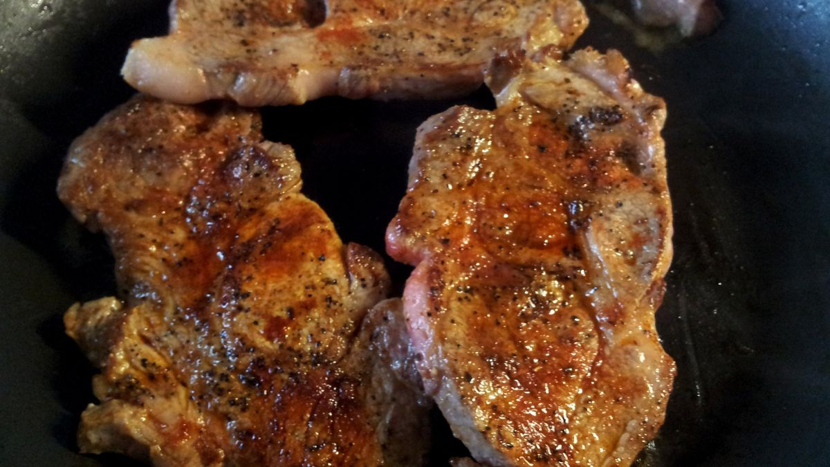 Grillowane steki z karkówki wołowej bez kości (mięso i tłuszcz, III klasa mięsa)