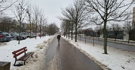 Słupsk: Gołoledź i opady dają się we znaki mieszkańcom. Trudne warunki na drogach i chodnikach