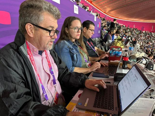 Kevin Baxter z "Los Angeles Times". W tle widać kwiaty