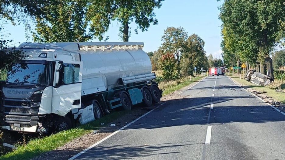 Cysternowy samochód ciężarowy w rowie na poboczu drogi, obok leżące wraki innych pojazdów.