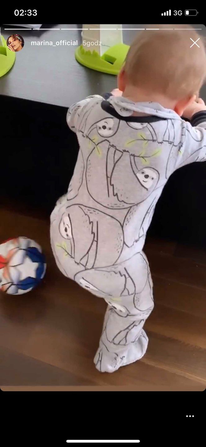 Liam Szczęsny kopie piłkę