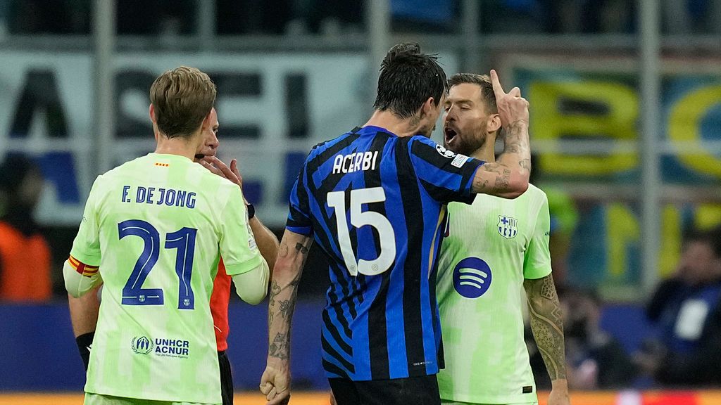 Getty Images / Jose Breton/Pics Action/NurPhoto / Na zdjęciu: Inigo Martinez kłócący się z Francesco Acerbim