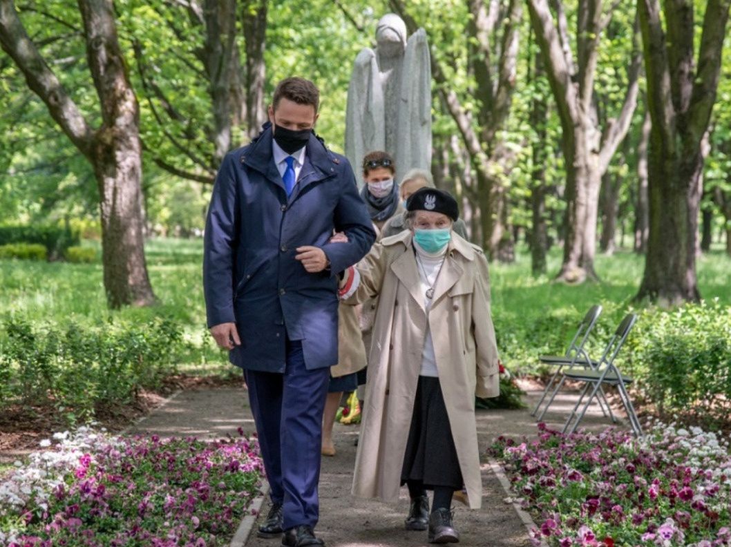 Dzień Matki 2020. Rafał Trzaskowski złożył kwiaty pod pomnikiem matki