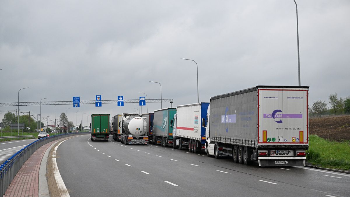 protest rolnik�w
Darek Delmanowicz
bezc�owy, bezc�owy handel, blokada, blokada drogi, ci�gnik, ci�gniki, ci�ar�wka, ci�ar�wki, decyzji, handel, KE, kolejka, kontynuacja, manifestacja, ogonek, policja, polityka rolna, protest, protestuj�cy, przed�u�enie, rolnictwo, rolnicy, rolnicze, rolnik, rolnik�w, samochody ci�arowe, samoch�d ci�arowy, sprzeciw, strajk, tir, tiry, uczestnicy, uczestnik, UE, unijna, zielony �ad