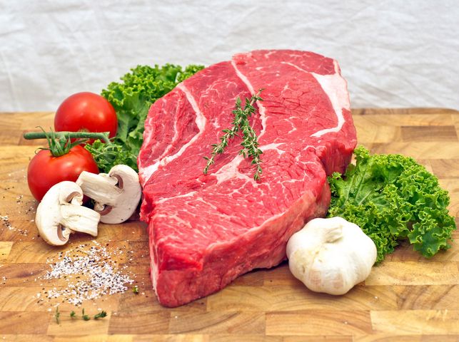 Surowe steki z karkówki wołowej bez kości (mięso i tłuszcz, II klasa mięsa)