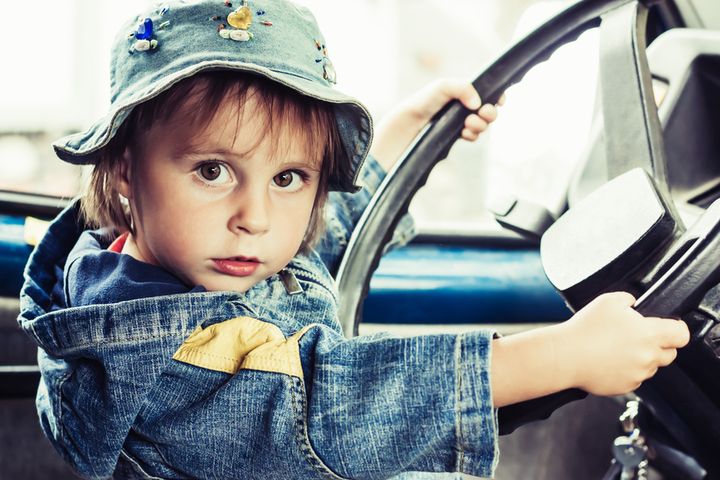Za nieprawidłowe przewożenie dziecka w samochodzie grozi mandat w wysokości 150 złotych oraz 6 punktów karnych