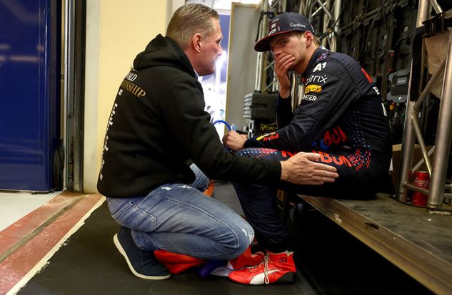 Max Verstappen w rozmowie z ojcem Josem (po lewej) (fot. Red Bull)