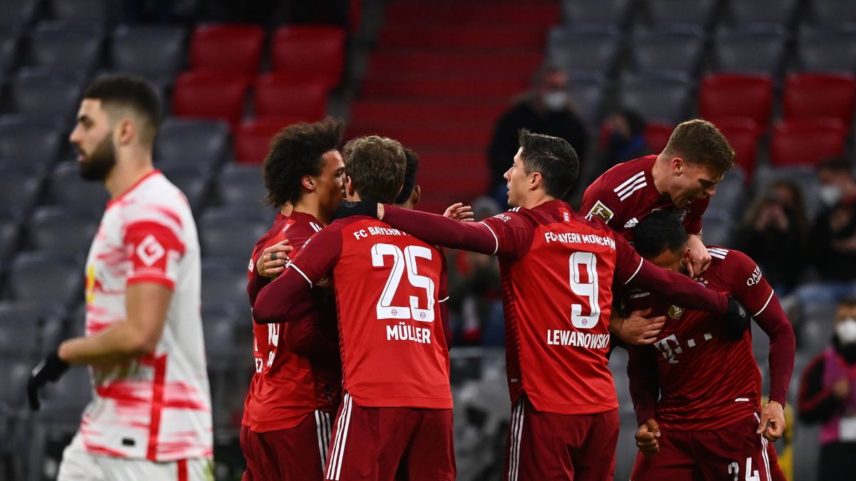 piłkarze Bayernu Monachium cieszą się z gola