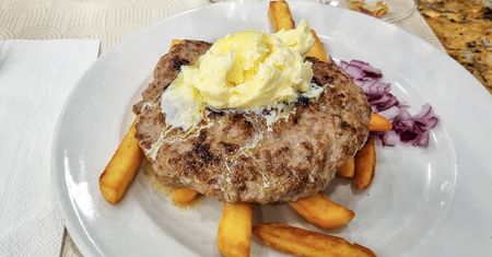 Na obiad podałam kotlety po serbsku. Mięso aż tryskało sokiem, a w środku była niespodzianka