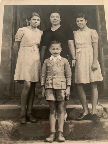 Ryszard Tomaszewski z mamą i siostrami. Razem przeszli piekło Syberii, a ostatecznie osiedli w Anglii