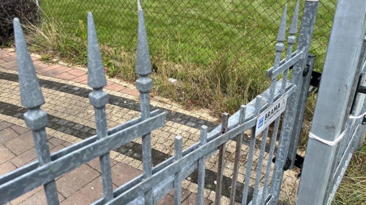 15-latek zawisł na ogrodzeniu z przebitą nogą.