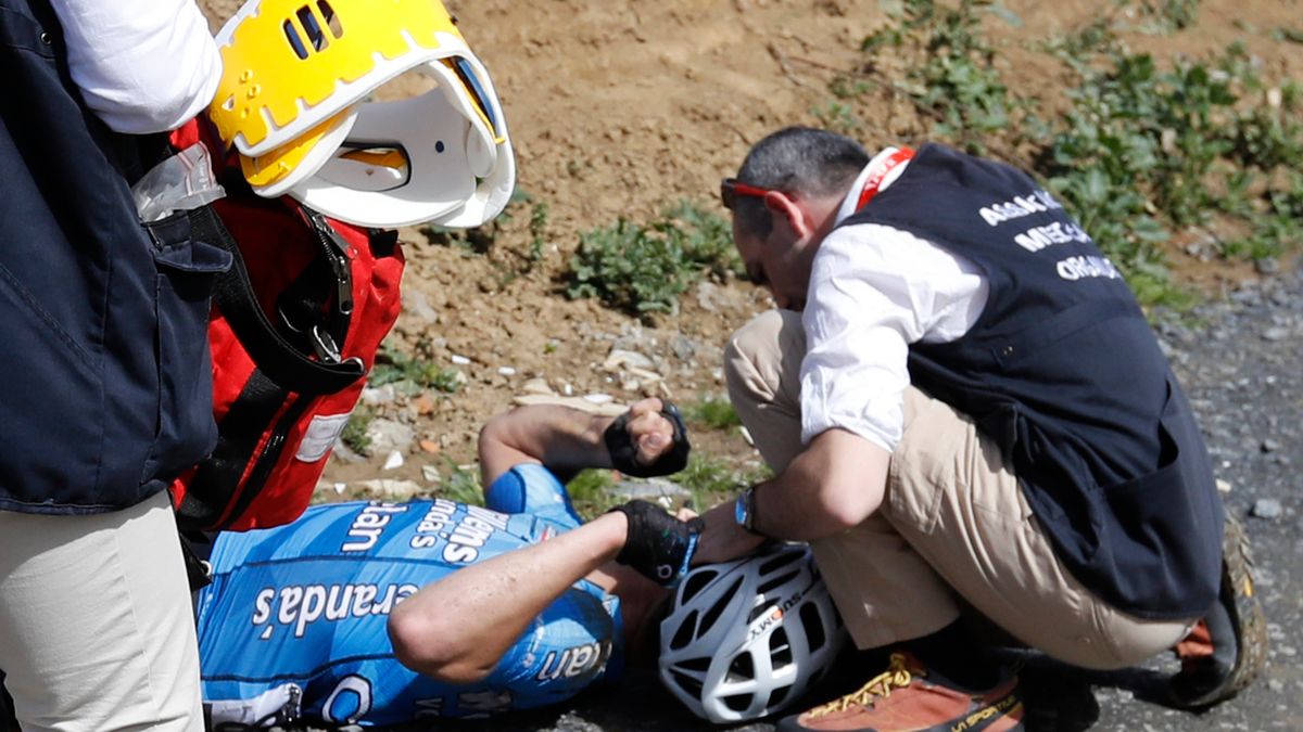 Michael Goolaerts po wypadku na trasie Paryż-Roubaix 2018