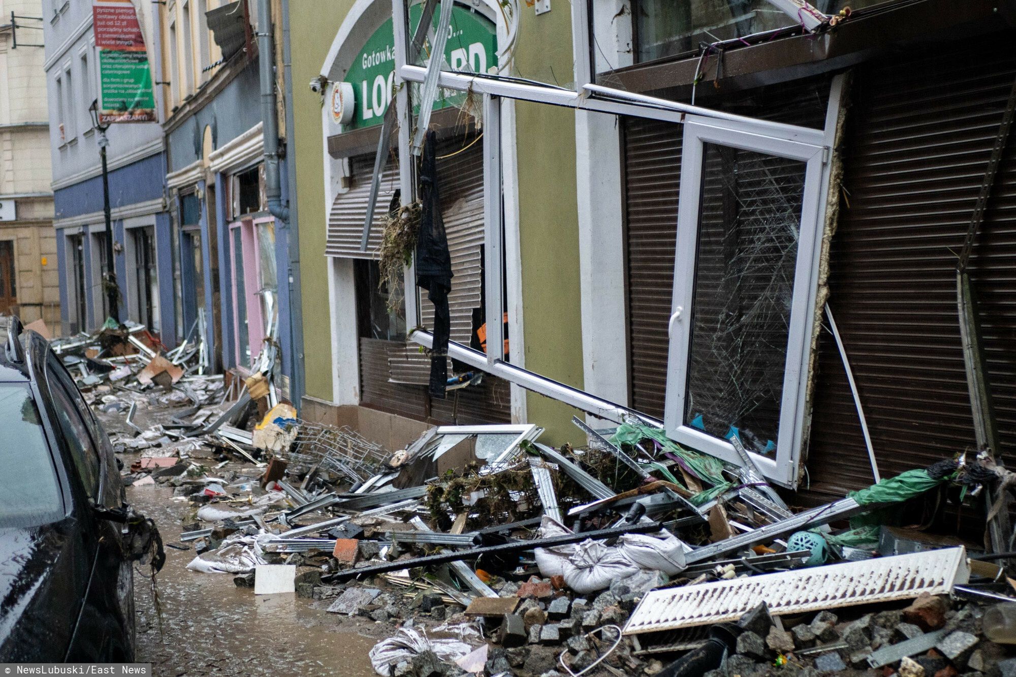Miasta po przej?ciu fali powodziowej
Fot. NewsLubuski/East News, Klodzko, 16.09.2024. Sytuacja powodziowa i intensywne opady deszczu w miescie Klodzko. Stan rzeki Nysa Klodzka zamienil sie w rwacy potok, przekroczyl stan alarmowy i przebil rekord z 1997 roku. Stare miasto po zalaniach zostalo doszczetnie zniszczone. Wybite szyby, wyrzucone drzwi, rozrzucona kostka brukowa i drzewa, ktore plynely z woda.
NewsLubuski