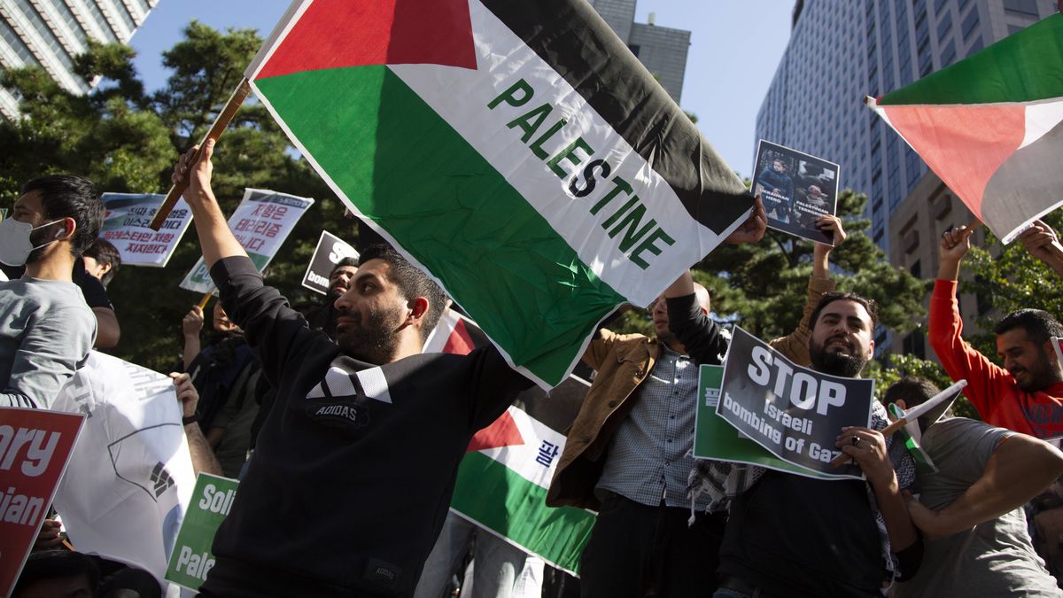 Protest against Israel in Seoul
epa10912513 Palestinians living in South Korea along with members of Civic groups attend a rally against Israel, in Seoul, South Korea, 11 October 2023. The protesters gathered to support Palestine. At least 1,000 people have been killed, around 150 were taken as hostages, and 2,000 others injured, according to Israel Defence Forces (IDF), after the Islamist movement Hamas launched an attack against Israel on 07 October. More than 3,000 people, including 1,500 militants from Hamas, have been killed and thousands injured in both Gaza and Israel since 07 October, according to Israeli military sources and Palestinian officials.  EPA/JEON HEON-KYUN 
Dostawca: PAP/EPA.
JEON HEON-KYUN