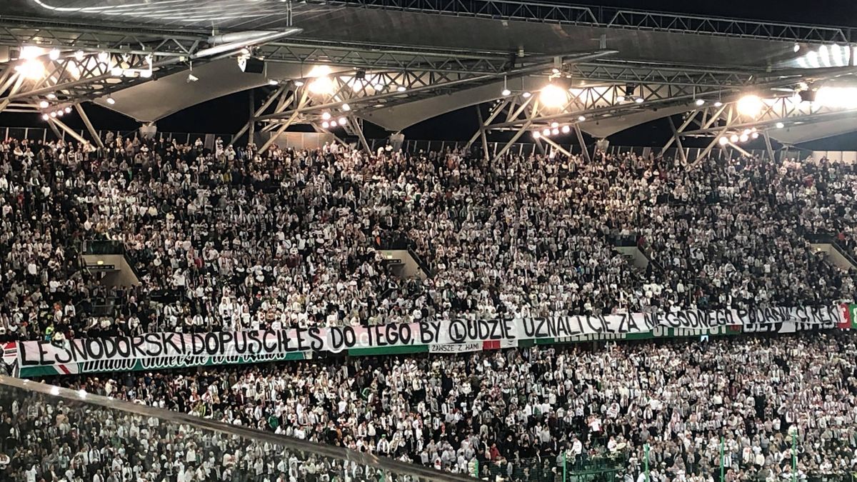 WP SportoweFakty / Maciej Siemiątkowski / Na zdjęciu: transparent kibiców Legii podczas meczu z Cracovią