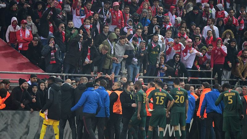 wściekli fani Monaco po meczu z Reims (0:1)