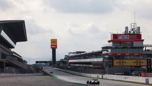 Zaostrzone środki bezpieczeństwa na testach F1. Usunięto część kibiców