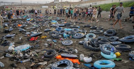 Morze dmuchanych kół na plaży w Ceucie. Wymowny symbol kryzysu