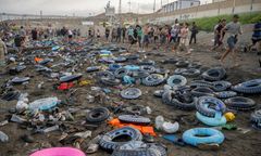 Morze dmuchanych kół na plaży w Ceucie. Wymowny symbol kryzysu