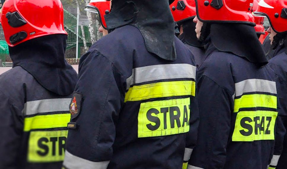 Warszawa. Strażacy pożegnali w środę swojego kolegę. Przed miejskimi jednostkami straży pożarnej funkcjonariusze stanęli na baczność, zabrzmiały syreny wozów gaśniczych  