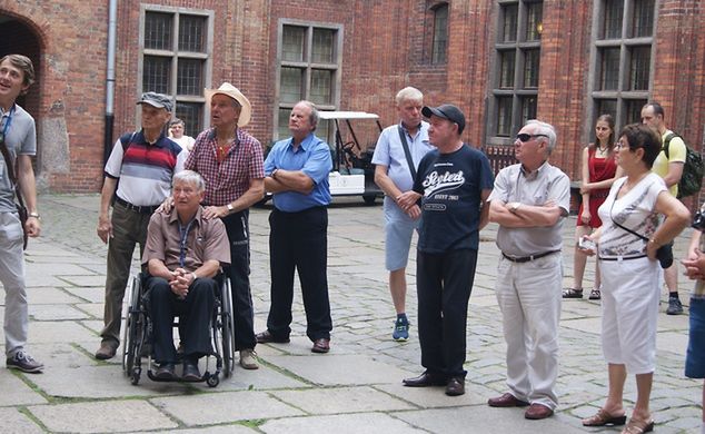 Paweł Waloszek i Józef Jarmuła przy Bogusławie Nowaku, obok Jurkowie Szczakiel i Rembas, Andrzej Wyglenda i żona Pawła Ingrida Waloszek - fot. z prywatnego zbioru Andrzeja Wyglendy