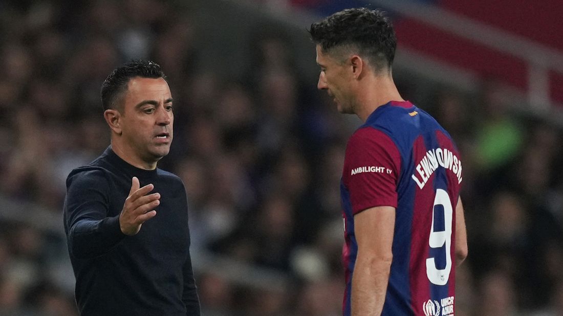 Getty Images / Na zdjęciu: Xavi i Robert Lewandowski