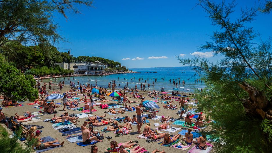 T?umy na pla?y w Splicie
After a few days of unstable weather, the summer heat is coming back. Citizens and tourists are cooling off by the sea. Some are sunbathing, while the others are swimming and playing games on July 05, 2024 in Split, Croatia. Photo: Zvonimir Barisin/PIXSELL
Zvonimir Barisin/PIXSELL