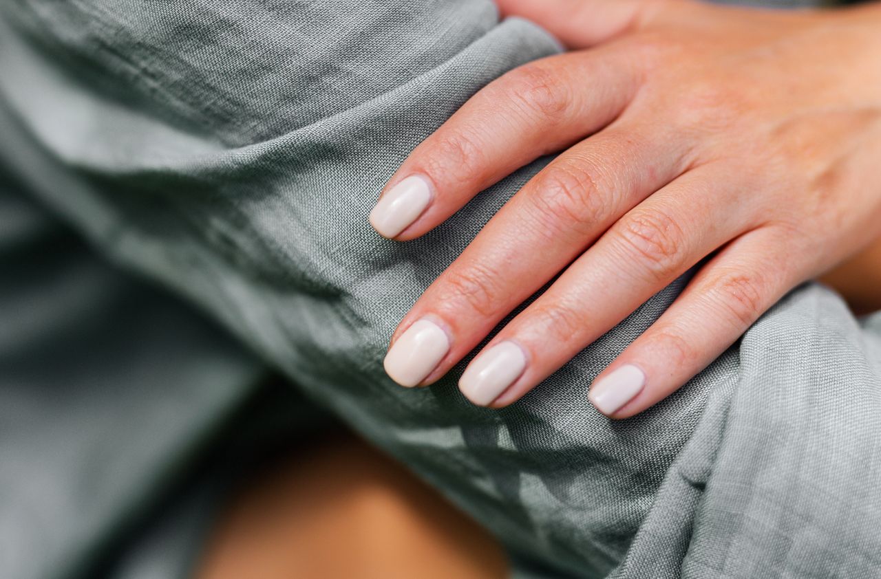 Ten manicure sprawdzi się na komunię 2023. Eleganckie propozycje dla mamy