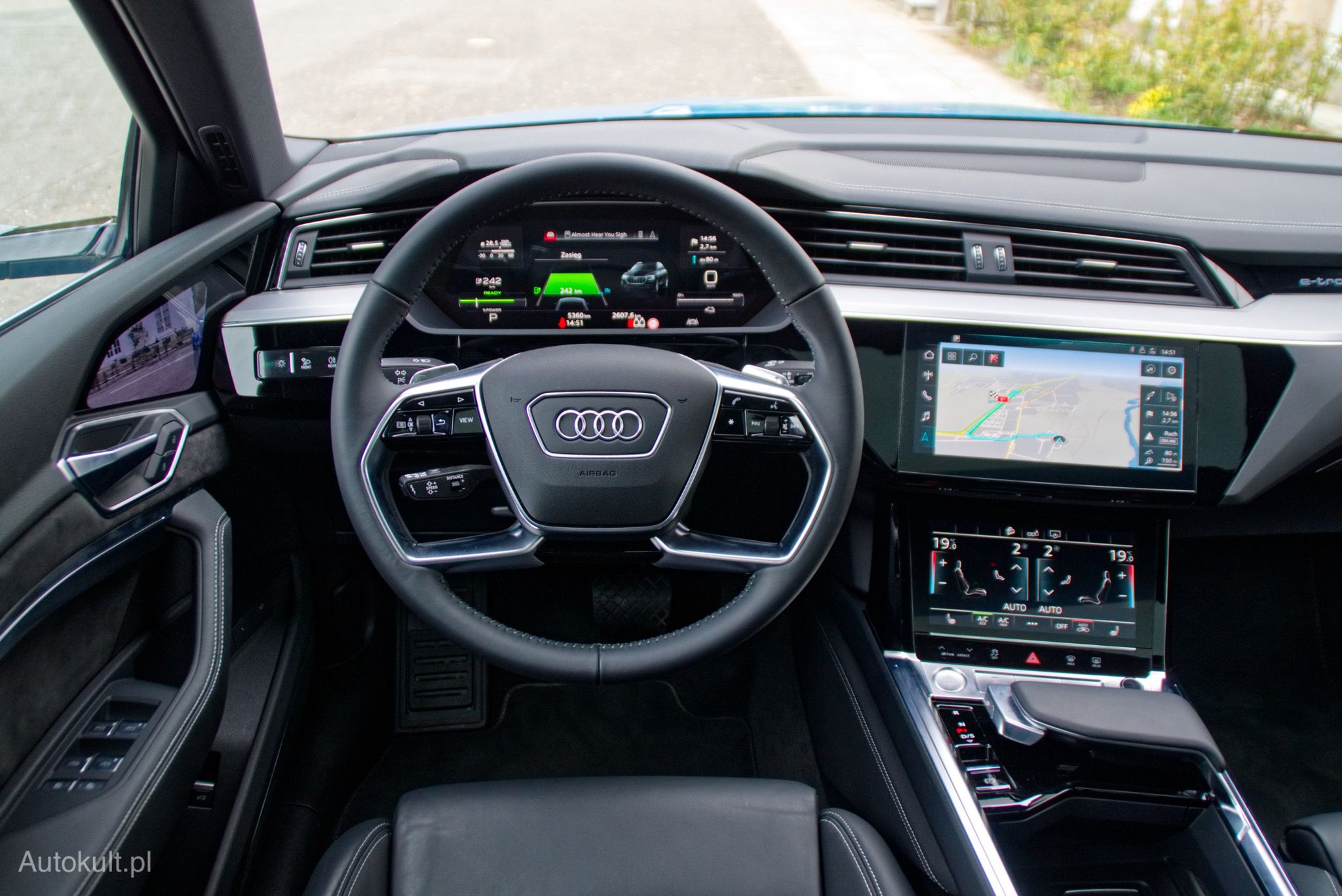 Wnętrze jest jak w audi. To duże przewaga nad Teslą Model X