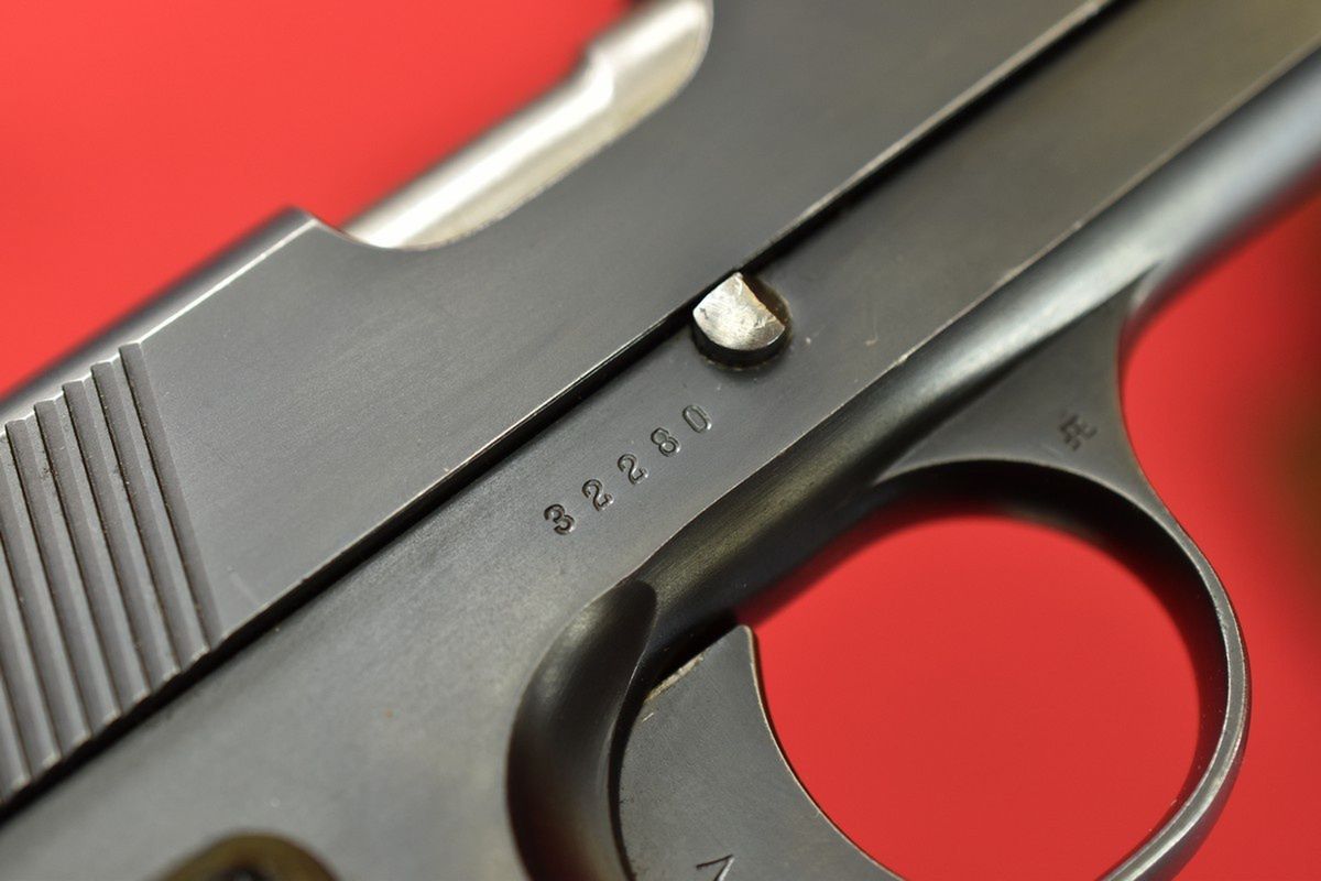 Piękny VIS wz. 35 z 1939 roku. Zbliżenie na pin trzymający zamek i szkielet.