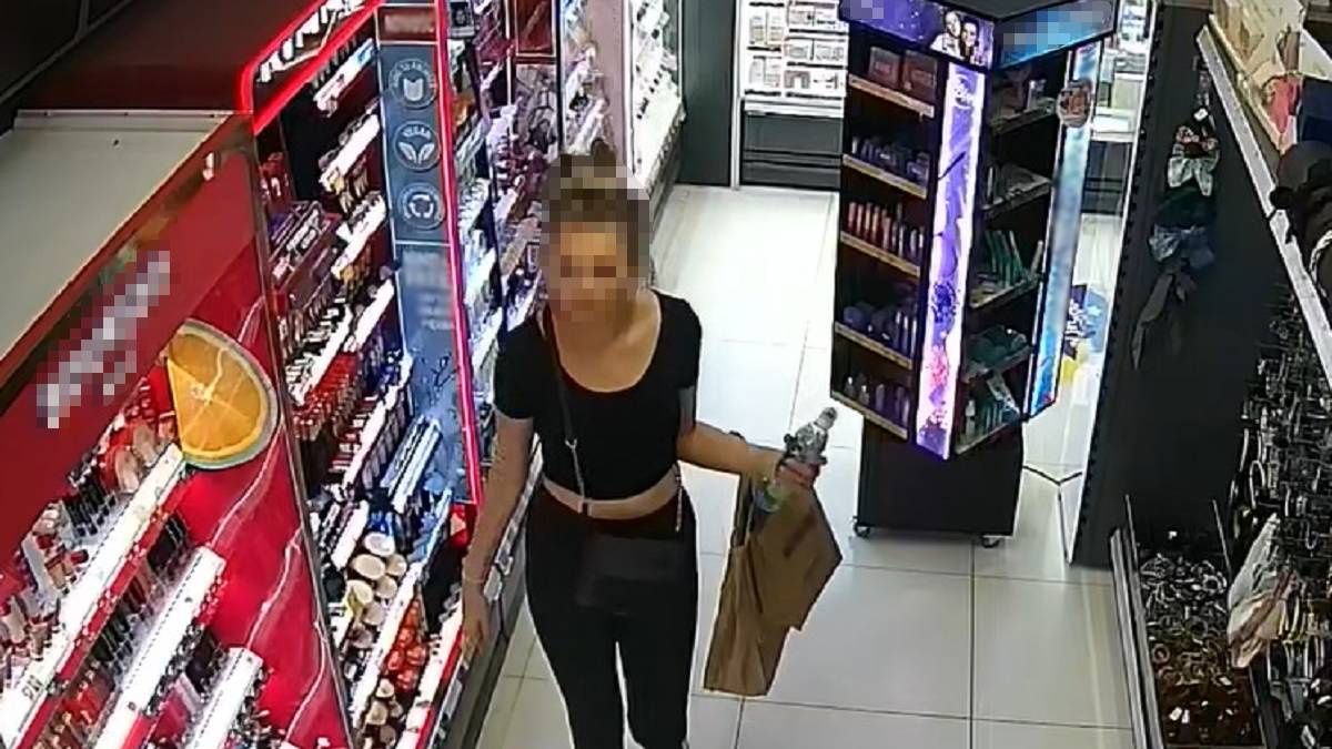 Młoda kobieta ukradła w Rossmannie markowe kosmetyki
