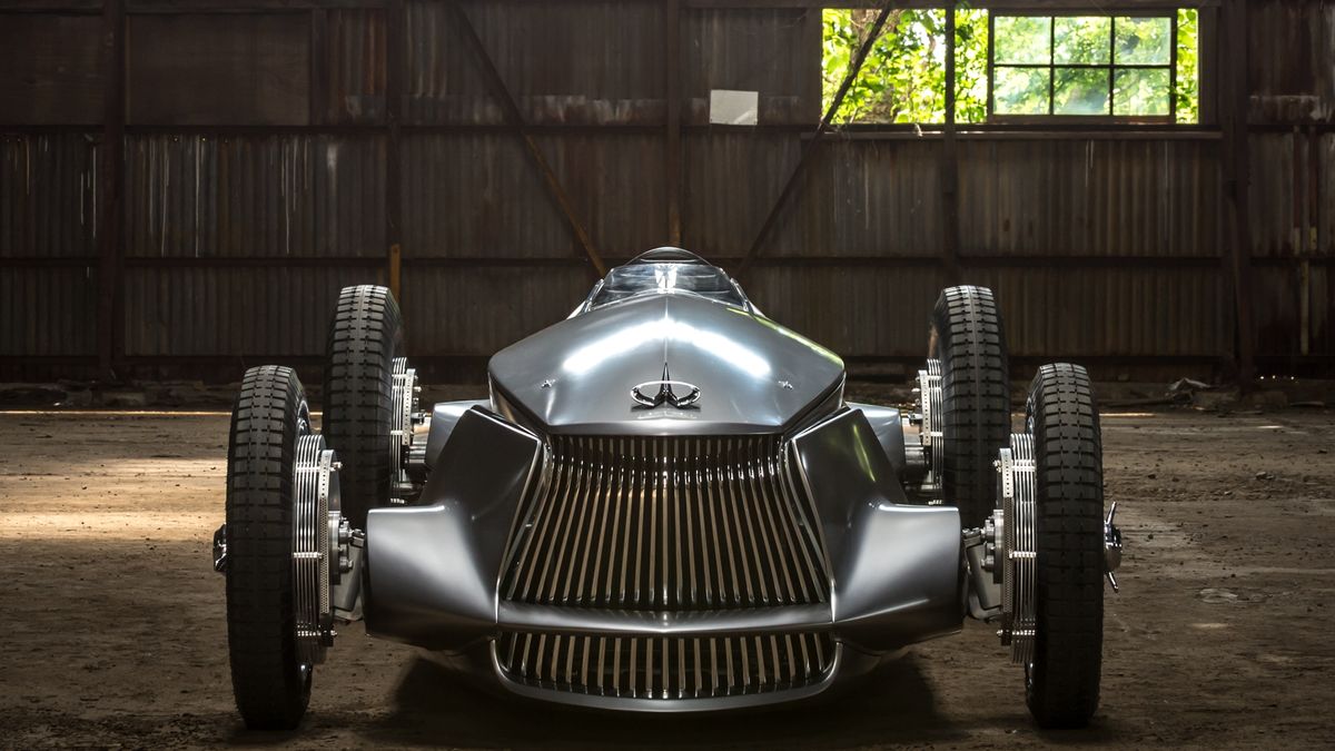 Na postawione w ten sposób pytanie nie da się odpowiedzieć, ponieważ Infiniti jest jedną z młodszych marek na rynku motoryzacyjnym. Powołana w 1989 roku przez Nissana miała być i jest odpowiedzią na marki premium konkurencji na rynku amerykańskim – Acurę i Lexusa. Obecnie wytwarza własne samochody, czerpiąc z techniki Nissana, ale ambitniejsze projekty powstają w biurach projektowych i fabrykach Infiniti.