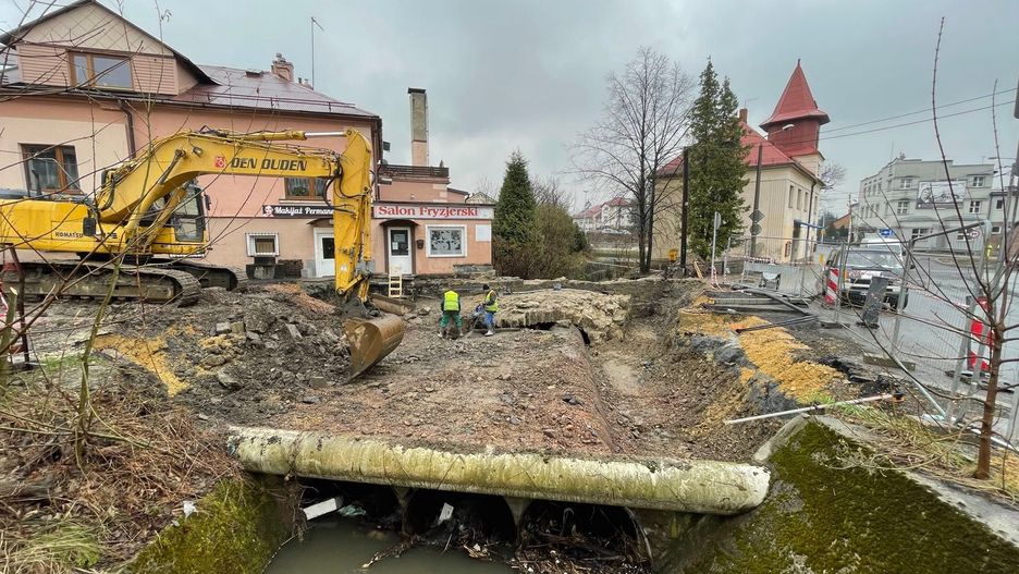 Bielsko-Biała. Budowa nowego przepustu drogowego w Lipniku.
