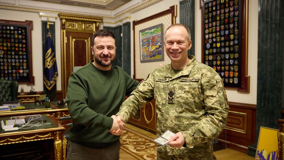 O?eksandr Syrski szefem armii Ukrainy
HANDOUT - Ukrainian President Volodymyr Zelenskyy, left, presents Commander in Chief of the Ukrainian Armed Forces Colonel General Oleksandr Syrskyi with his new credentials following a meeting with his new military leadership team at the Mariinsky Palace, February 10, 2024 in Kiev, Ukraine. Photo by Ukrainian Presidency via ABACAPRESS.COM
ABACA