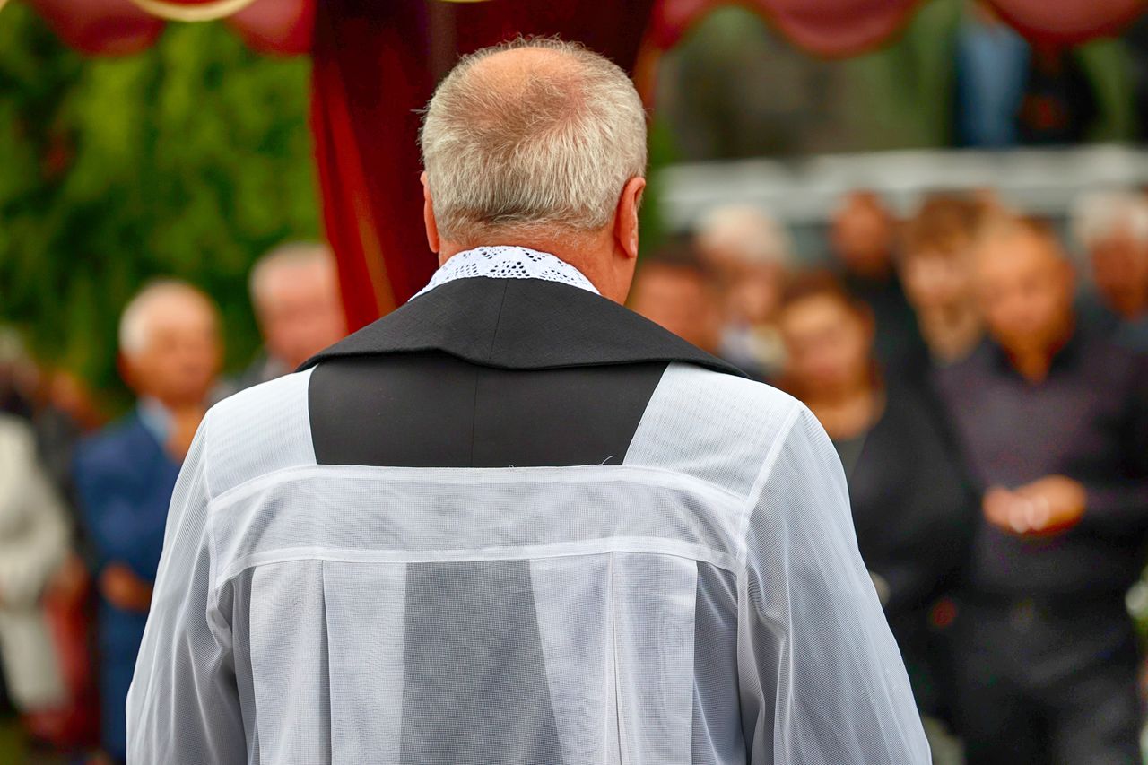 Jest księdzem i ma żonę. Mówi o duchownych, którzy łamią celibat