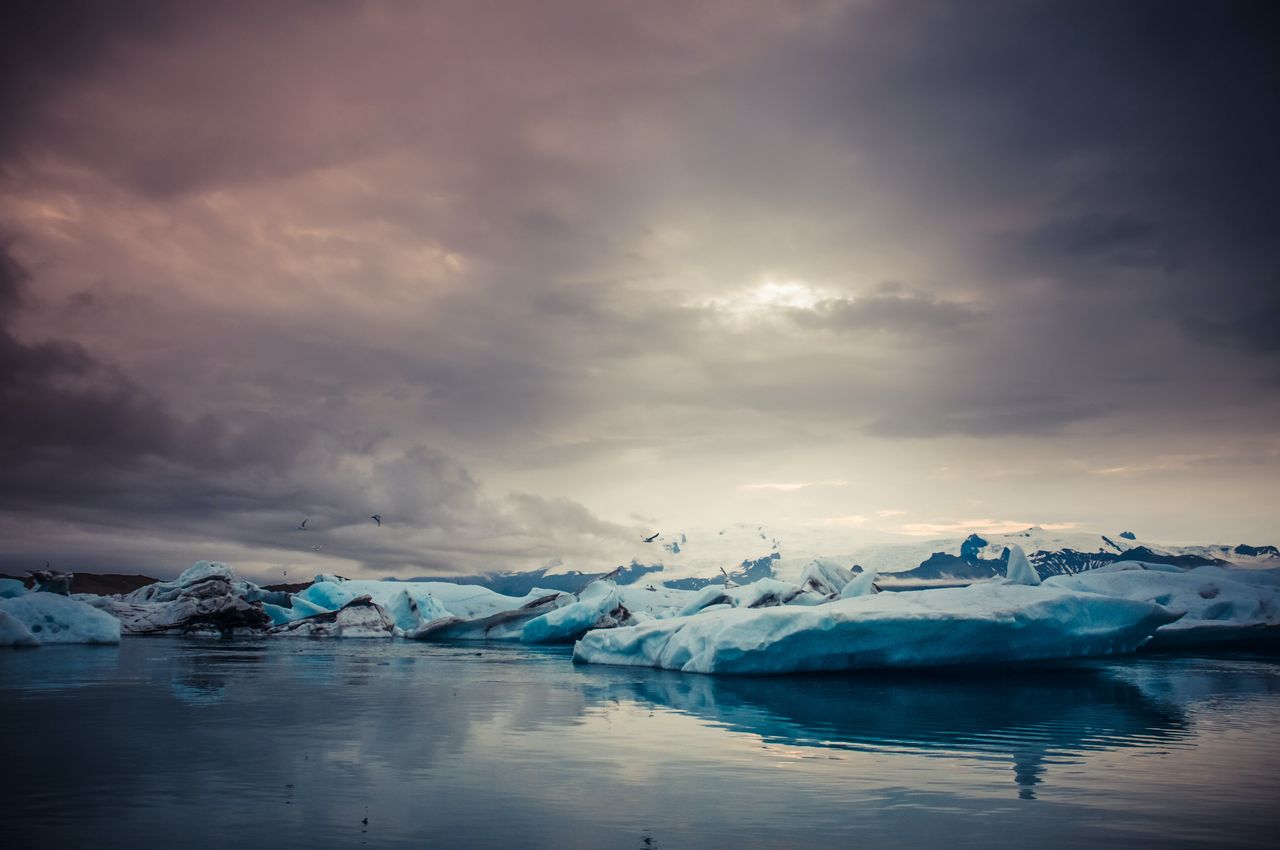 Arktyczny lód kryje wiele zagrożeń. Wśród nich nieznane wirusy i odpady nuklearne