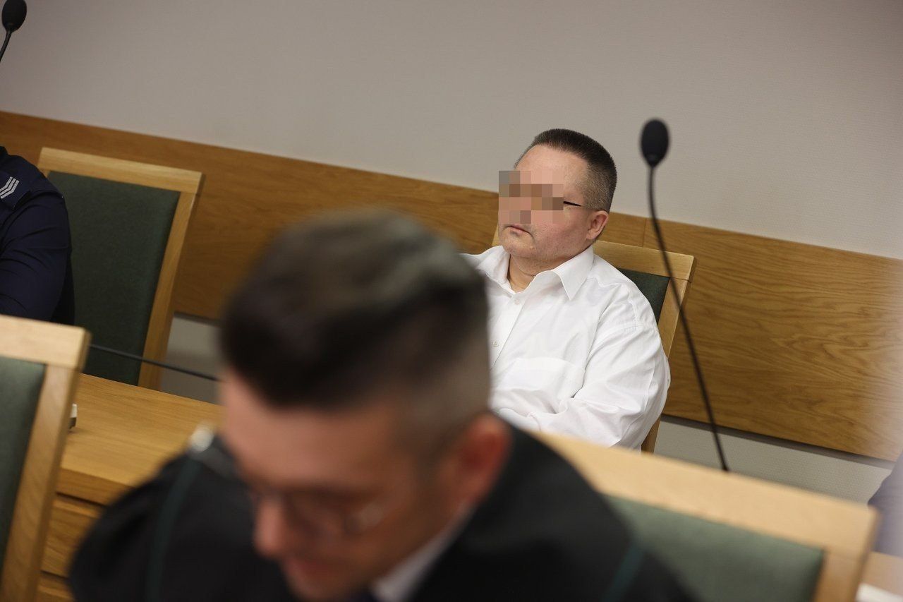 Robert J. wita się ze swoim ojcem tuż po ogłoszeniu prawomocnego wyroku uniewinniającego oskarżonego