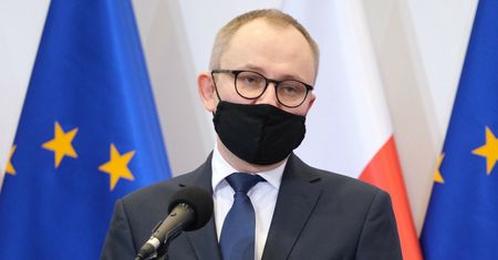 MSWiA nie widzi nic złego w publikowaniu zdjęć z telefonów migrantów