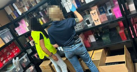 Podrobione perfumy za 1,5 mln zł i buty markowych firm. 33-latek sprzedawał podróbki przez live’y