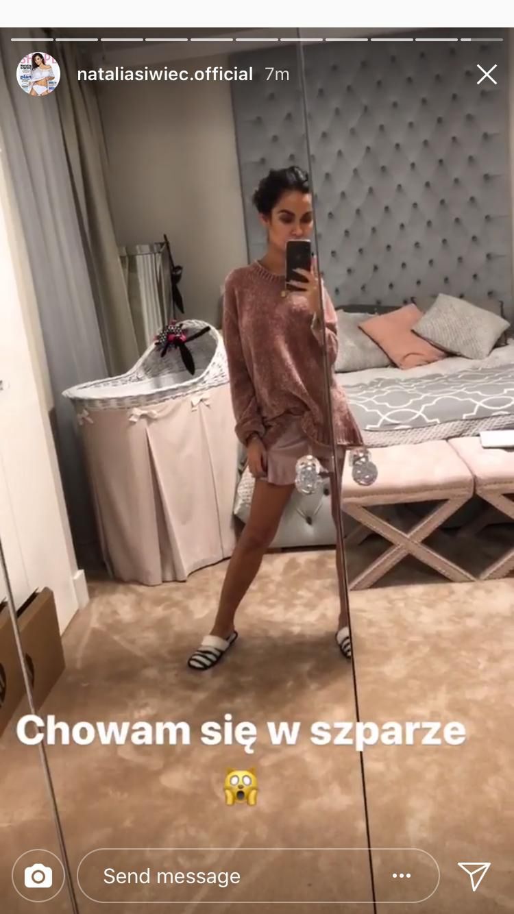 Natalia Siwiec kusi z łóżka pozdrawiając cieplutko ze swojej pastelowej sypialni