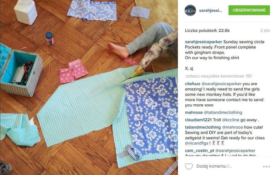 Sarah Jessica Parker szyje koszulkę (fot. Instagram)