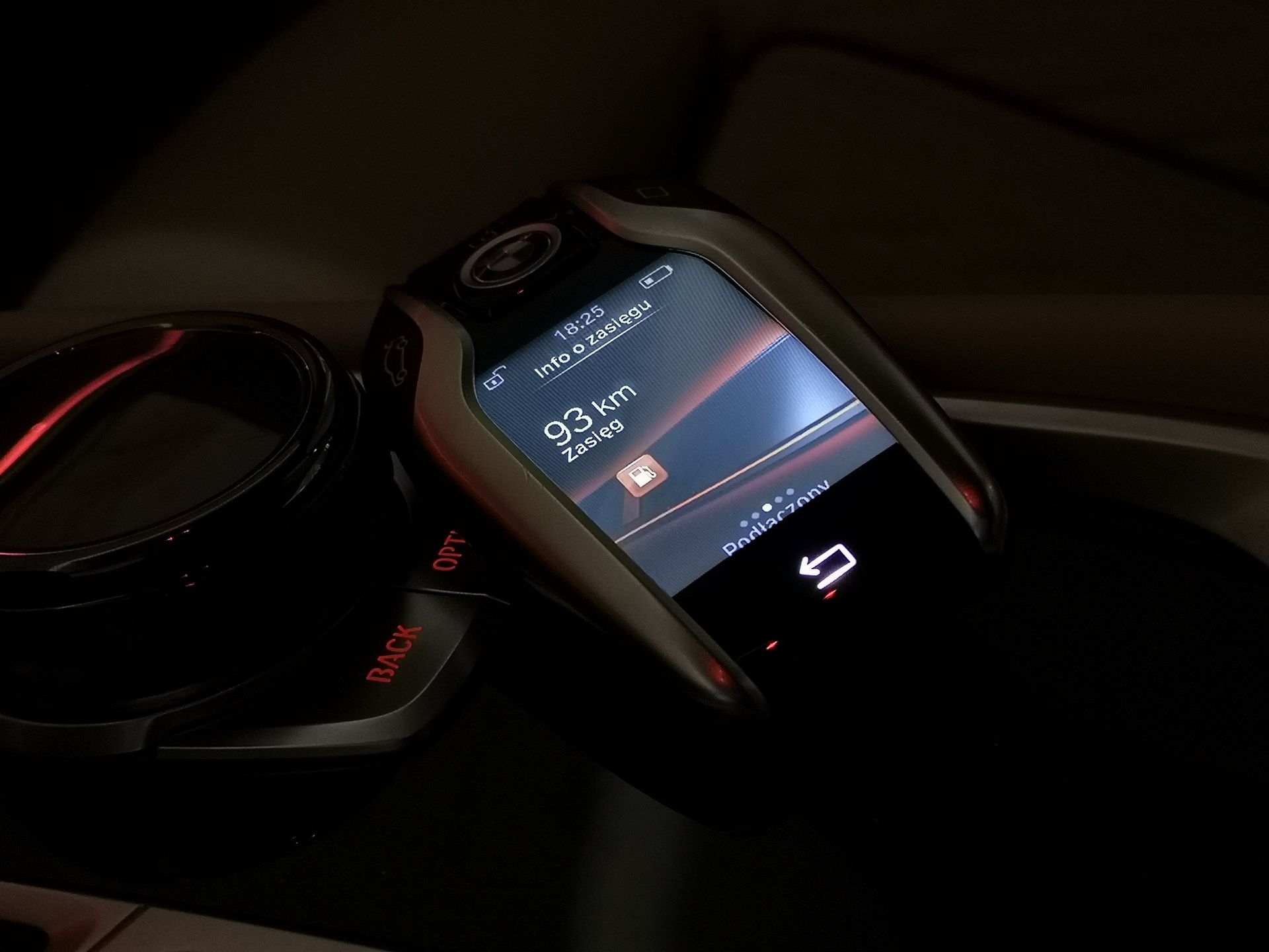 BMW 750i xDrive: Systemy wsparcia kierowcy, Night Vision, zdalne sterowanie i audio Bowers & Wilkins 33