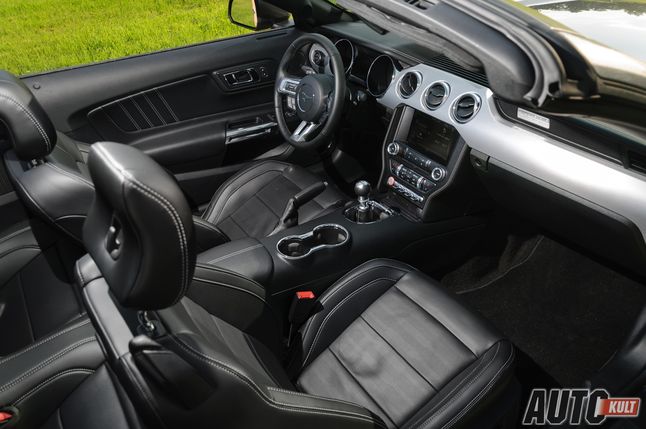 Ford Mustang 2,3 EcoBoost Convertible - wnętrze