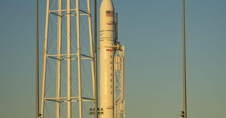 Podbój kosmosu. Start prywatnej rakiety kosmicznej przełożony