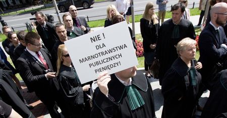 Urzędy płacą kancelariom prawniczym miliony złotych. Sprawą zajęła się NIK