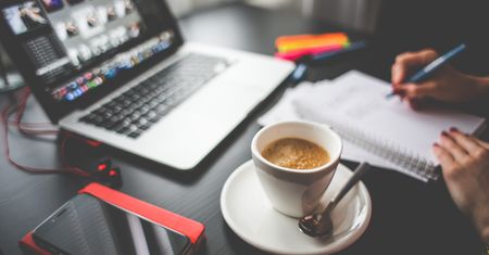 Ostrzegamy! Adobe Premiere Pro CC może zniszczyć głośnik w twoim MacBooku Pro