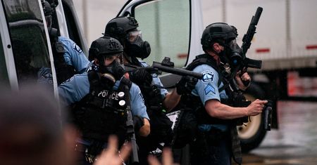 Vogue dla nastolatków pokazuje, jak robić zdjęcia policjantów. Te rady mają sens!