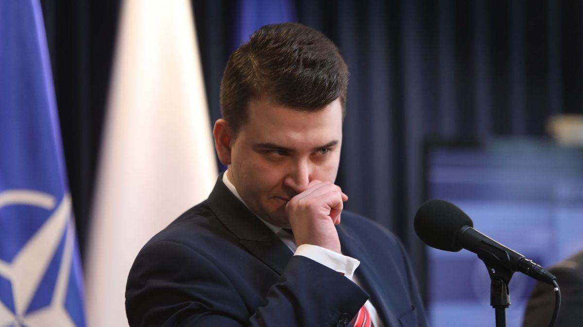 Misiewicz zrobił błyskotliwą, ale krótką karierę u boku szefa MON