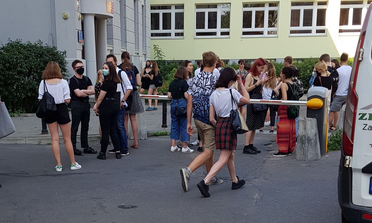 Tłum maturzystów oczekujący na odbiór świadectwa, XI LO w Warszawie